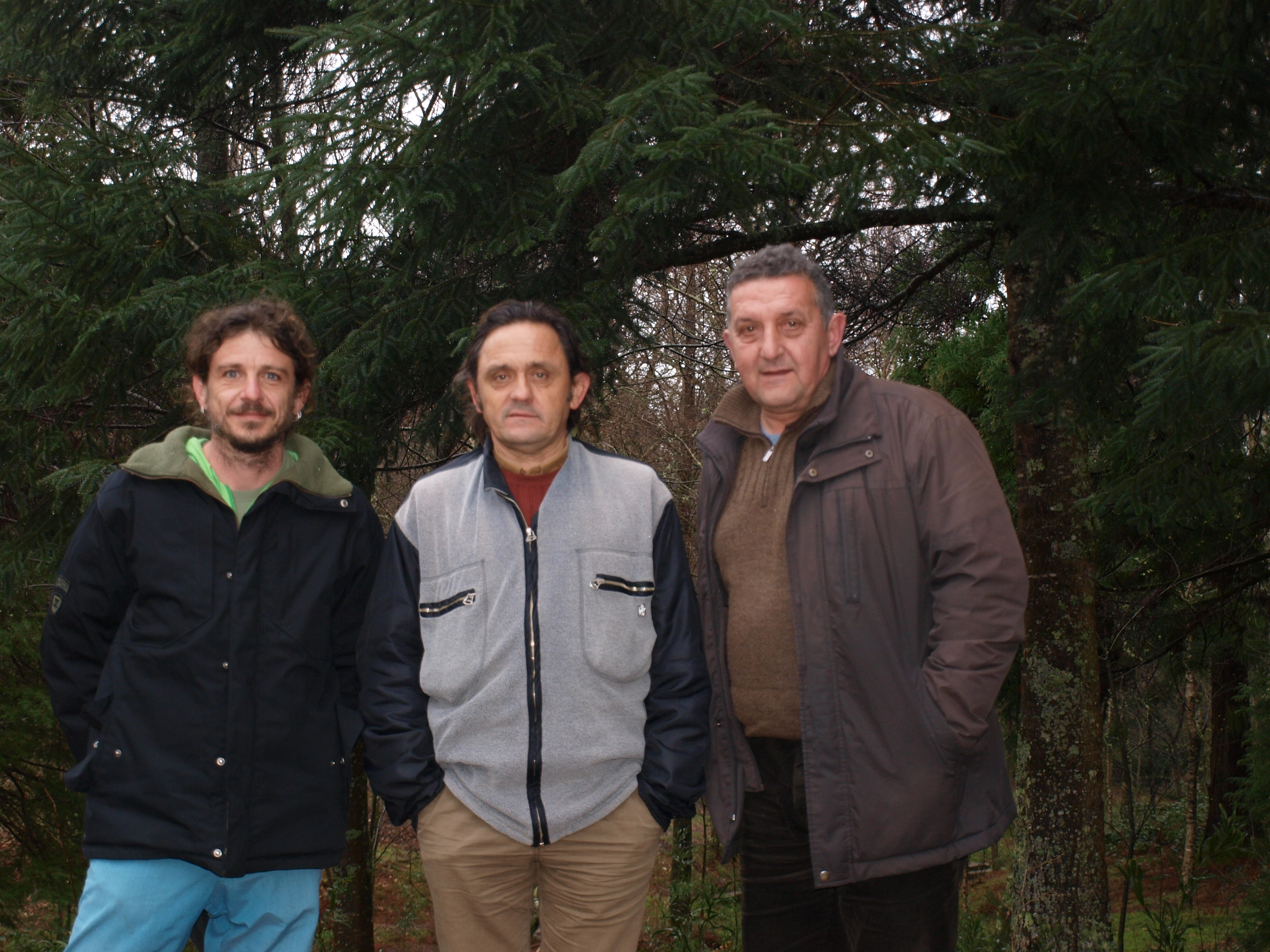 Álvaro Bueno (centro) acompañado polo Presidente da Fundación Daniel Rosales (dereita) e o Enxeñeiro Gaspar Bernárdez (esquerda) durante a súa visita o Lago de Castiñeiras.